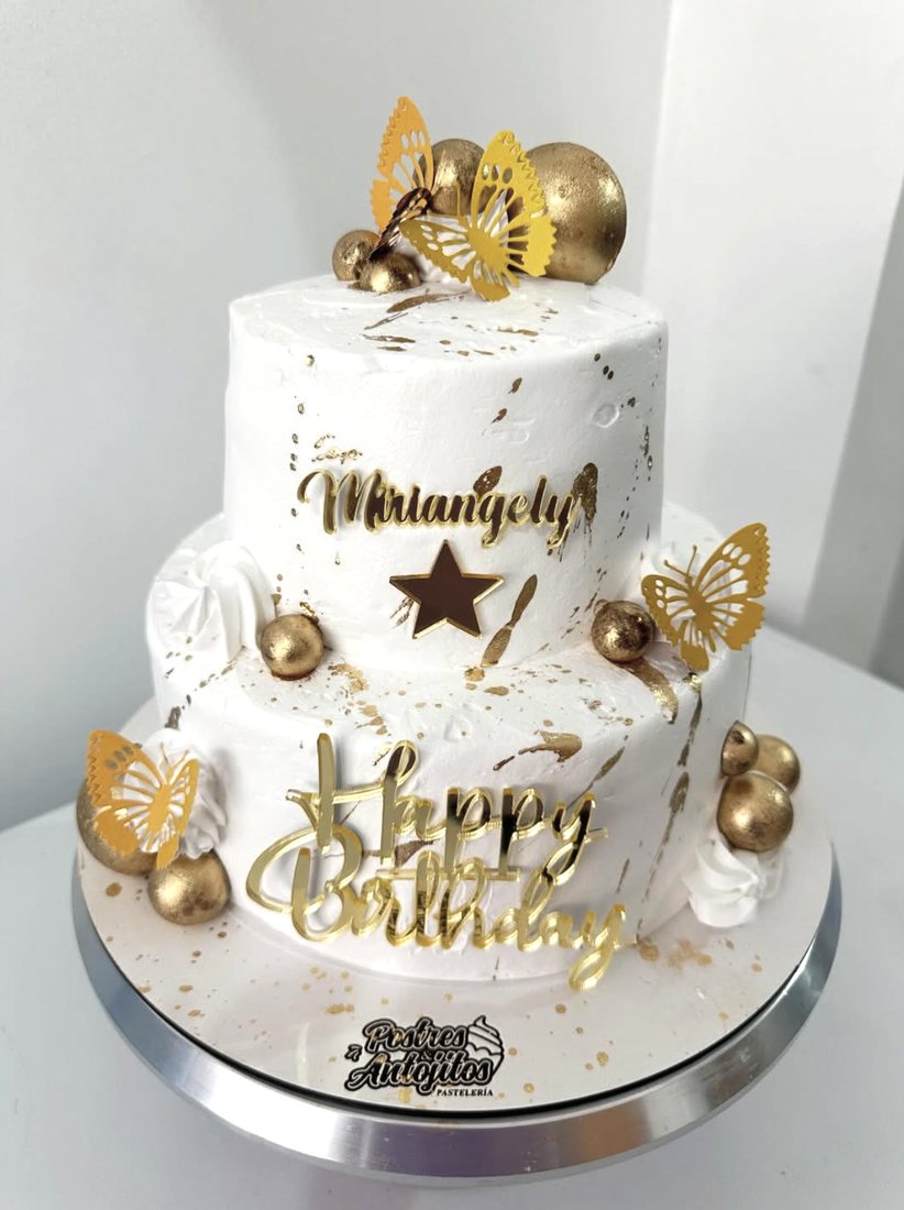 Torta de cumpleaños blanca con detalles dorados y mariposas, por Postres & Antojitos